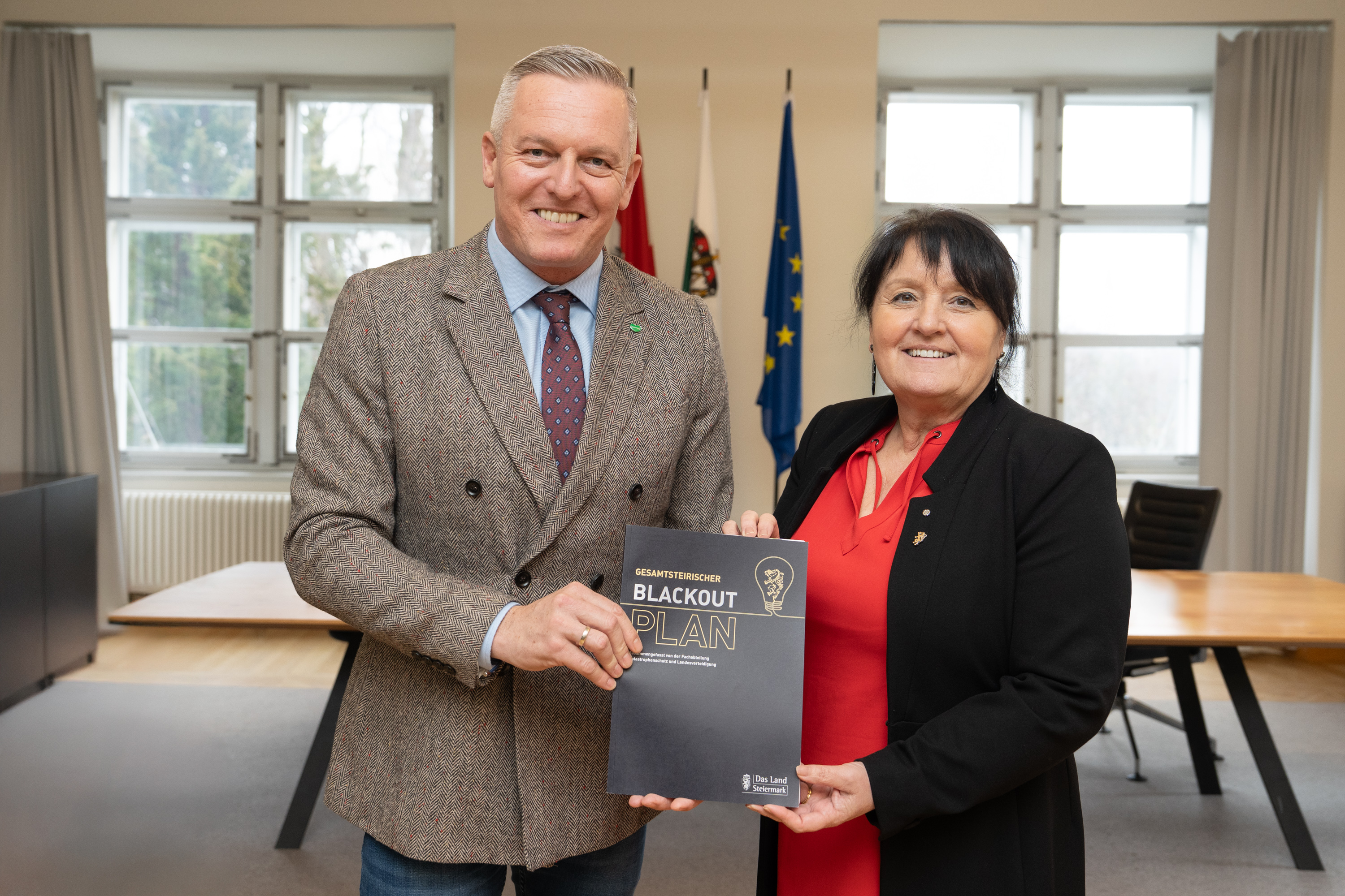 Landeshauptmann Mario Kunasek und Landeshauptmann-Stellvertreterin Manuela Khom gemeinsam mit dem gesamtsteirischen Blackoutplan am Foto